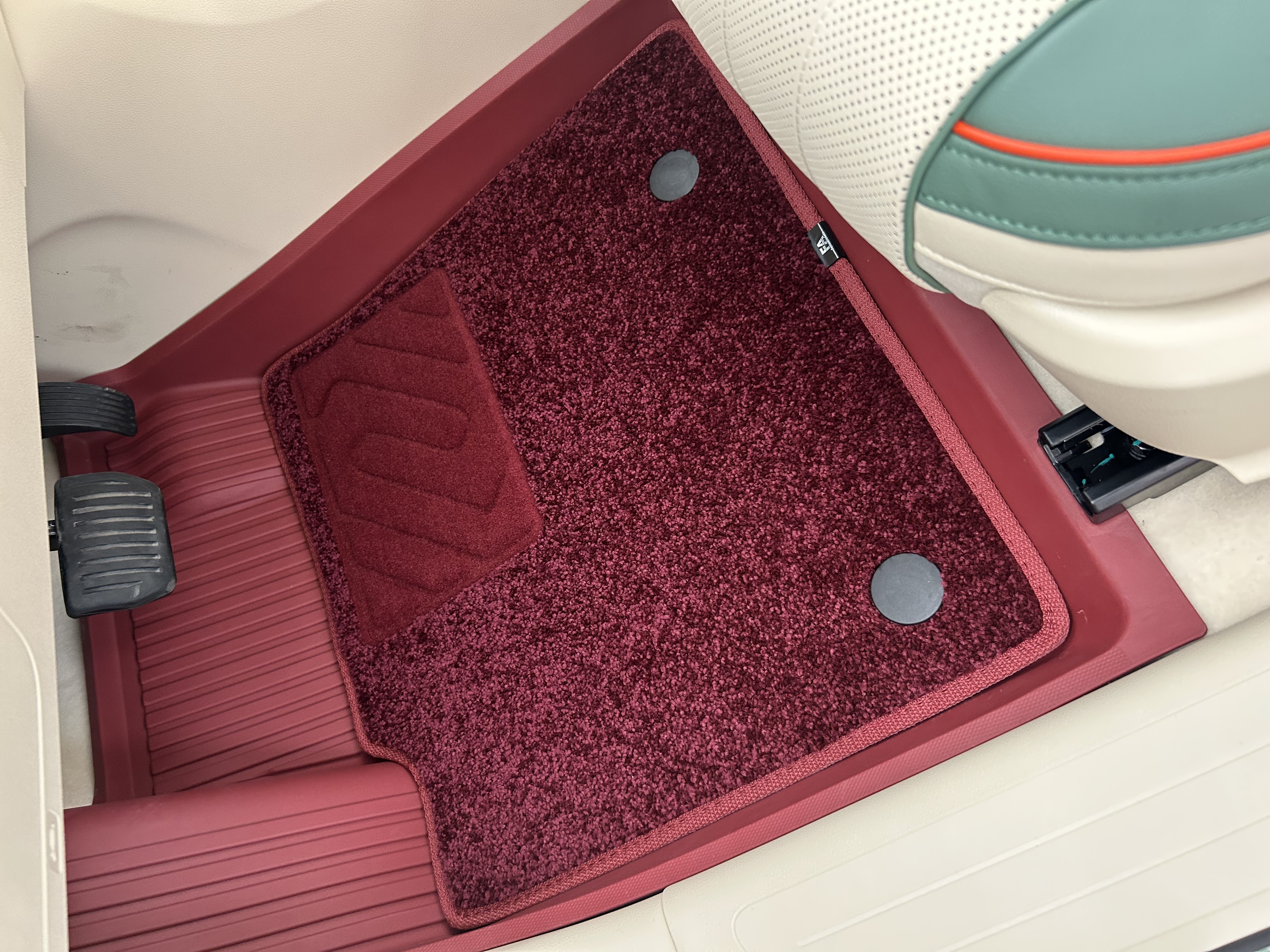 用车小知识之如何安装汽车脚垫